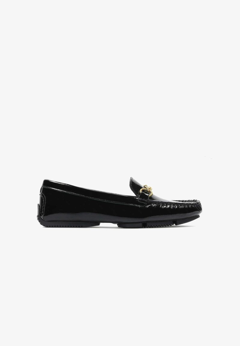 Mocassin en cuir verni noir avec coutures texturées et ornement de chaîne dorée sur le dessus, semelle plate avec crampons en caoutchouc.