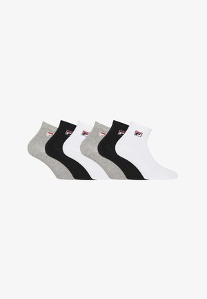 Six chaussettes de cheville en gris, noir et blanc, chacune avec un petit logo rectangulaire rouge, blanc et bleu près du bord-côte.