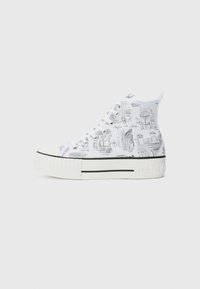 Hvite høye sneakers med skisset design, gummisåle og svarte detaljer. Teksturert stoff med detaljerte illustrasjoner.