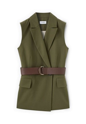 Blazer sin mangas de color verde oliva con cuello de solapa, bolsillos frontales con solapa y cinturón ancho marrón con hebilla doble de anillo.