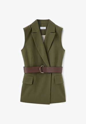 Blazer sin mangas de color verde oliva con cuello de solapa, bolsillos frontales con solapa y cinturón ancho marrón con hebilla doble de anillo.
