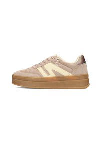 Sneaker scamosciato marrone chiaro con dettagli color crema, lacci piatti e suola in gomma con motivo. Presenta un dettaglio sul tallone lucido e un branding minimo.