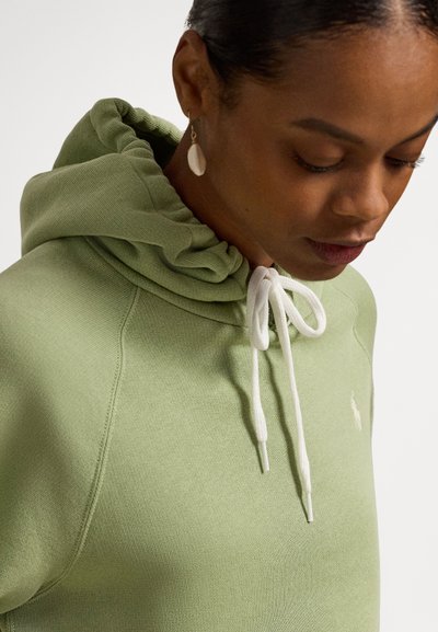Sweatshirt verde feito de tecido texturizado, com capuz ajustável por cordão, logótipo bordado e corte descontraído. Detalhes em branco que realçam a peça.