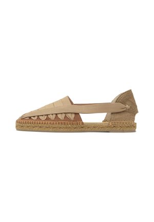 Sandalia plana tipo espadrille en color marrón claro con suela de yute trenzada, puntera cerrada, tira elástica en la parte superior y contrafuerte de tela tejida.