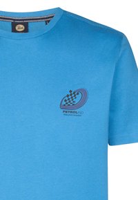Modré bavlněné tričko s černým a modrým logem s kostkovaným vzorem a textem "PETROLIND". Design s kulatým výstřihem a krátkými rukávy.