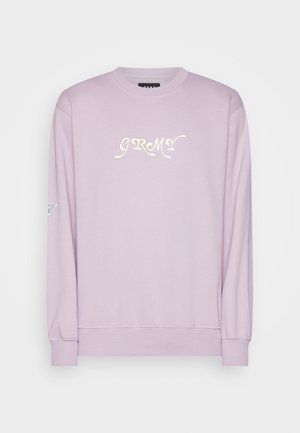 Lyse lilla crewneck sweatshirt med hvid "GRMY" broderet på brystet og et lille logo på venstre ærme.