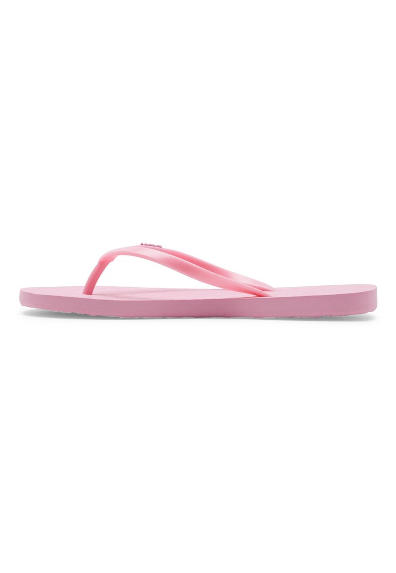 Lyserød flip-flop lavet af gummi med flad sål og tynd V-formet rem. Tekstureret fodseng for godt greb. Minimalistisk design uden mønstre.