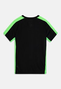 Camiseta atlética de manga corta en negro con acentos de malla verde brillante en los hombros. Presenta un cuello redondo y una tela texturizada.