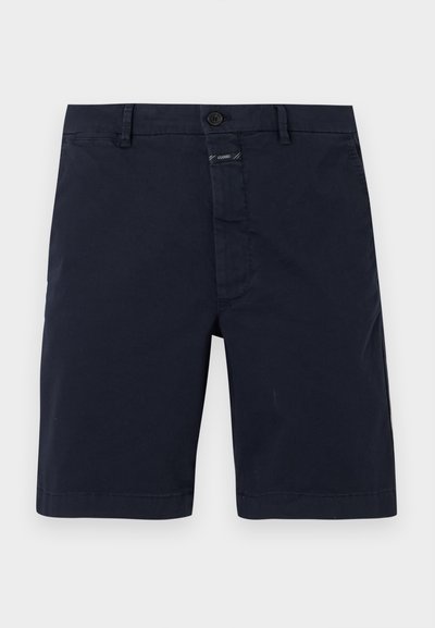 Short bleu marine longueur genou avec fermeture par bouton, passants de ceinture et poches avant, posé à plat sur fond blanc.