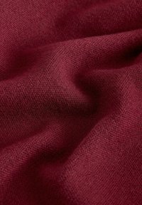 Bordeaux tkanina o teksturowej powierzchni, prezentująca gładki, lekko elastyczny splot oraz subtelne różnice w kolorze i gęstości.