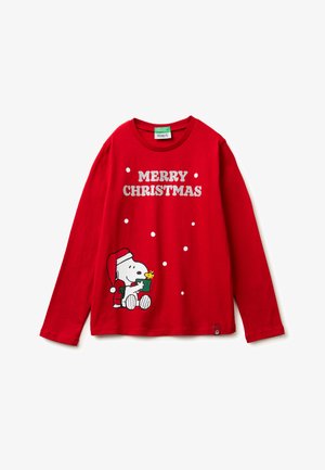 Camiseta de manga larga roja con la frase "FELIZ NAVIDAD" en blanco, con un personaje de Snoopy con gorro de Santa sosteniendo un regalo, decorada con puntos blancos.