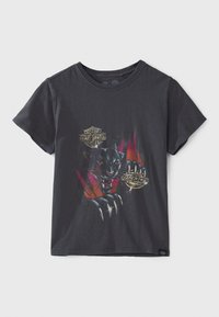 Svart bomullströja med grafik av en panter och logotyper för Harley-Davidson och Dickies. Kort ärm och rundad halsdesign.