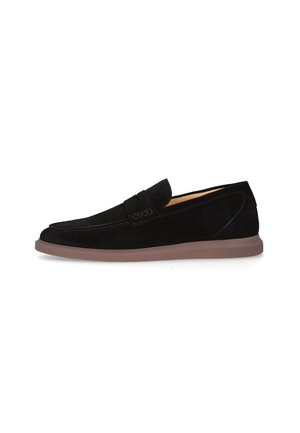 Schwarzer Veloursleder-Slipper mit Steppnähten und hellbrauner Gummisohle, von der Seite auf weißem Hintergrund gezeigt.
