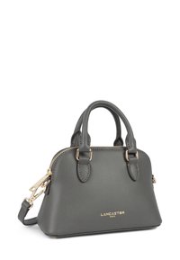 Borsa a tracolla in pelle grigia testurizzata con doppi manici, hardware dorato e logo "Lancaster Paris" sul fronte, angolata su sfondo bianco.