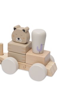 Véhicule en jouet en bois avec un socle en bois clair, quatre roues, une figurine d'ours beige, deux blocs empilés, et une figurine cylindrique avec un motif d'oiseau violet.
