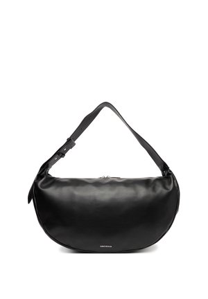 Czarna skórzana torebka na ramię w kształcie półksiężyca z regulowanym paskiem i małym logo "Gino Rossi" umieszczonym na środku u dołu.