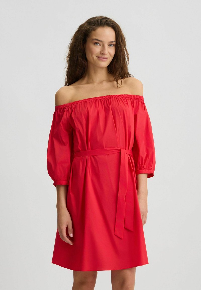 Rotes schulterfreies Kleid mit Puffärmeln, Taillengürtel und leichtem Stoff. Glatte Textur und knie-langes Design.