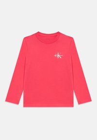Długi rękaw t-shirt w jasnym koralowym kolorze, wykonany z miękkiej bawełny, z małym białym logo Calvin Klein Jeans na klatce piersiowej.