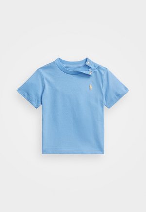 Jasnoniebieska krótka koszulka niemowlęca z okrągłym dekoltem, dwoma zatrzaskami na ramieniu oraz małym żółtym haftowanym logo na piersi.