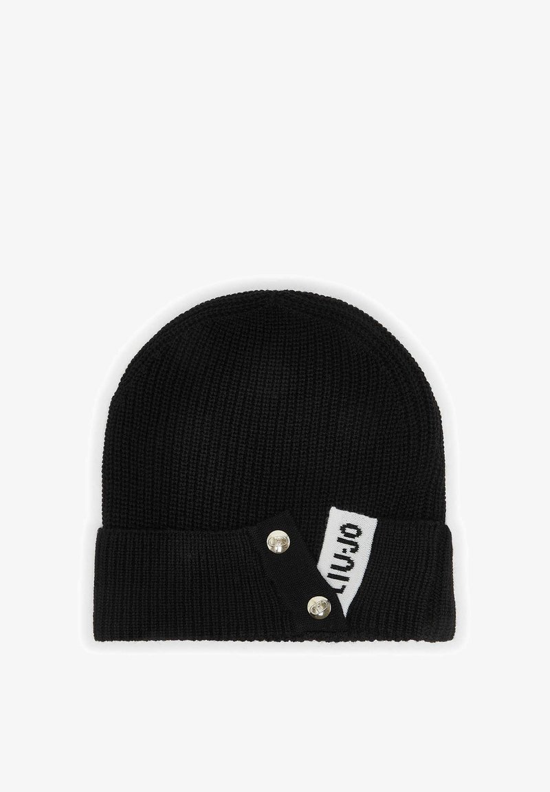 Bonnet noir en tricot avec revers, deux boutons argentés sur le revers et une petite étiquette blanche avec texte noir partiellement visible.