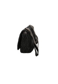 Borsa a tracolla in pelle nera con un design testurizzato e ondulato, dotata di una tracolla in catena argentata e un interno liscio. Forma compatta e profilo laterale.