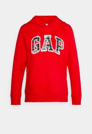 Rode hoodie met een "GAP"-logo in geruit patroon op de voorkant en een kangoeroezak aan de voorkant, afgebeeld tegen een effen lichte achtergrond.