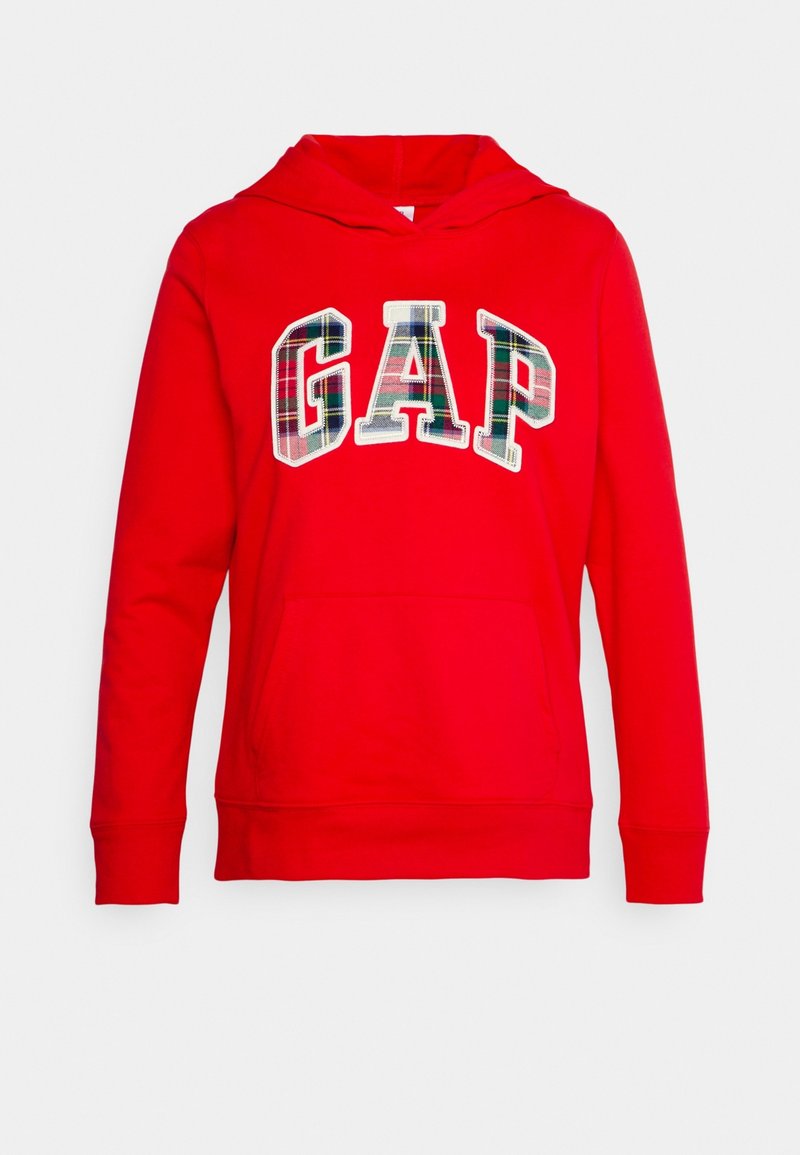 Sweat à capuche rouge avec le logo "GAP" à motif à carreaux sur le devant et une poche kangourou à l'avant, présenté sur un fond clair uni.