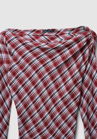 Top a quadri rossi e neri con scollatura drappeggiata. Realizzato in tessuto leggero con una texture liscia. Etichetta visibile che riporta "CALLIOPE S."