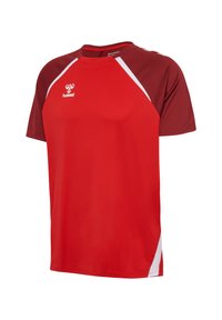 Maillot de sport rouge avec des manches courtes bordeaux, accents diagonaux blancs sur les épaules et les côtés, arborant le logo blanc de Hummel sur la poitrine.