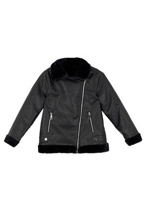 Czarna kurtka z ekologicznej skóry z ukośnym zamkiem błyskawicznym z przodu, zapinanymi na zamek bocznymi kieszeniami oraz czarnym sztucznym futerkiem na kołnierzu, mankietach i dole kurtki.