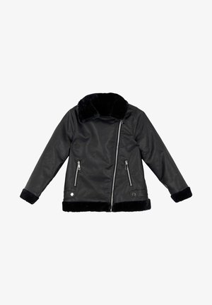 Czarna kurtka z ekologicznej skóry z ukośnym zamkiem błyskawicznym z przodu, zapinanymi na zamek bocznymi kieszeniami oraz czarnym sztucznym futerkiem na kołnierzu, mankietach i dole kurtki.