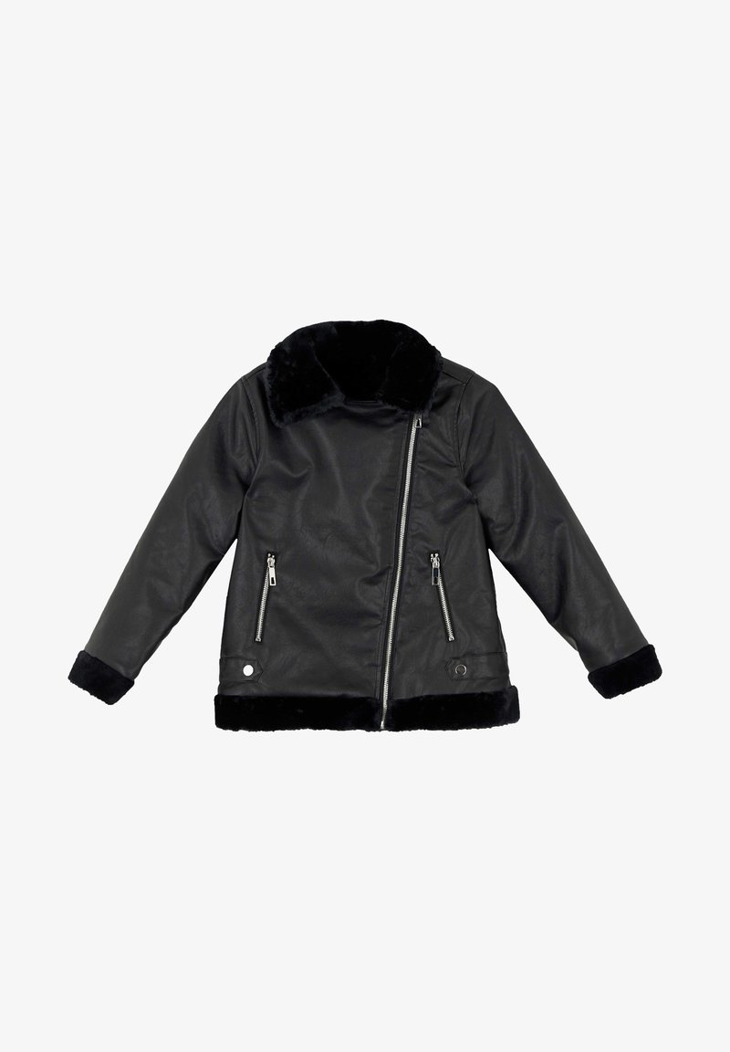 Czarna kurtka z ekologicznej skóry z ukośnym zamkiem błyskawicznym z przodu, zapinanymi na zamek bocznymi kieszeniami oraz czarnym sztucznym futerkiem na kołnierzu, mankietach i dole kurtki.