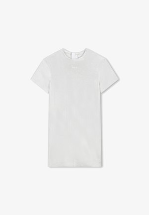 Bijela majica kratkih rukava s suptilnim sjajem, s okruglim izrezom i logotipom na prsima. Glatka tekstura tkanine.