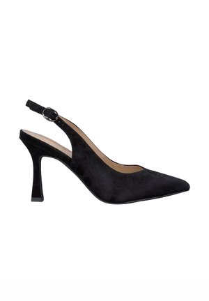 Decolletè in suede nero con punta affilata, tacco a blocco sottile e cinturino regolabile, caratterizzato da una superficie liscia e un design minimalista.