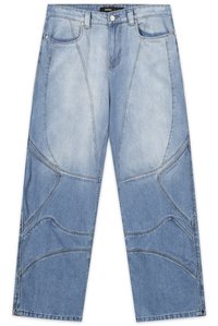 Svijetloplave traperice s karakterističnim zakrivljenim šavovima, širokim krojem i četiri džepa. Materijal ima glatku teksturu.