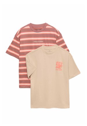 To kortærmede t-shirts, den ene beige med koralfarvet grafik og tekst, den anden stribet i nuancer af rød og pink med teksten "Endless Possibilities".