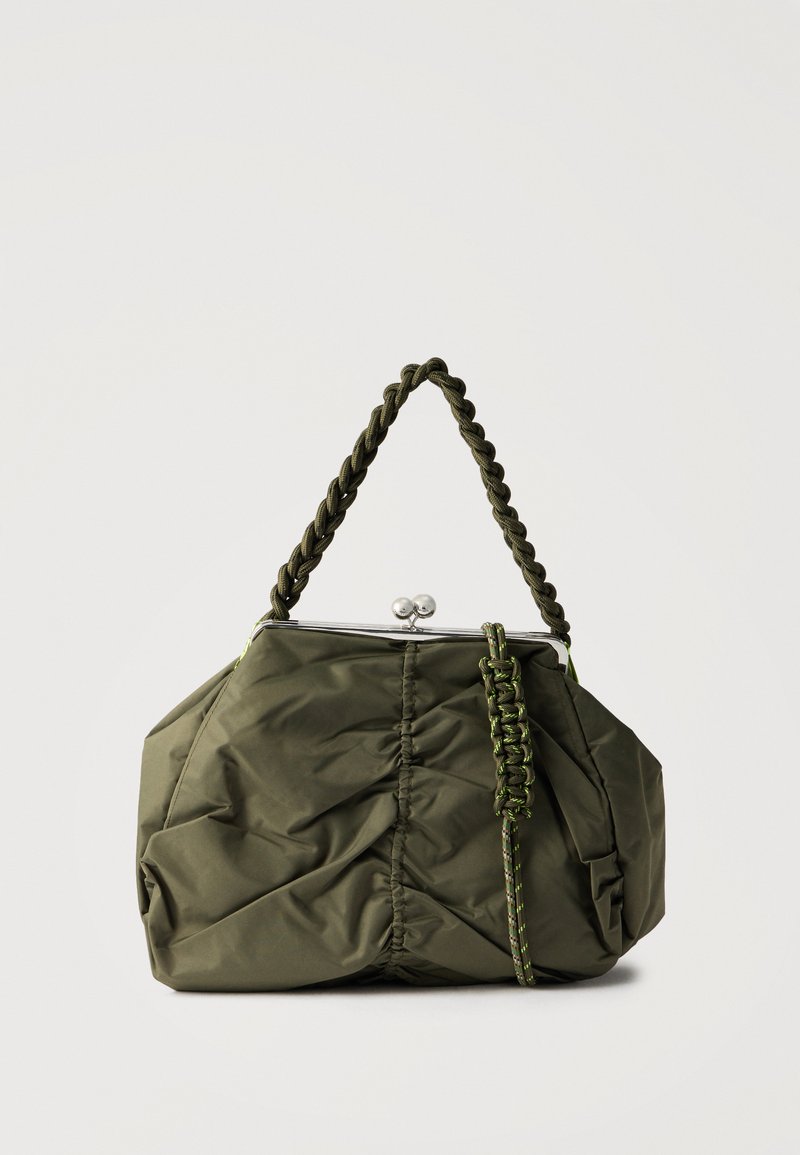 Τσάντα ώμου σε ελιά πράσινο με ραβδώσεις, πλεκτή λαβή, ασημένιο κούμπωμα και διακοσμητική λεπτομέρεια από παρακόρντ σε λευκό φόντο.