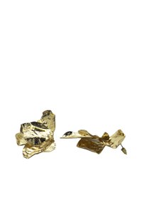 Pendientes tono dorado con forma orgánica de hoja, con una superficie texturizada y un acabado pulido. Incluyen un cierre de pasador para un uso seguro.