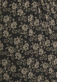Černá tkanina s krémovými ornamentálními květinovými a kroucenými vzory rovnoměrně rozloženými po celé ploše.