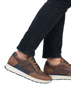 Braune Leder-Sneaker mit strukturierter Oberfläche, Schnürdesign, blauen Akzenten und seitlichem Reißverschluss. Gummisohle; auf einem gekürzten Bein präsentiert.