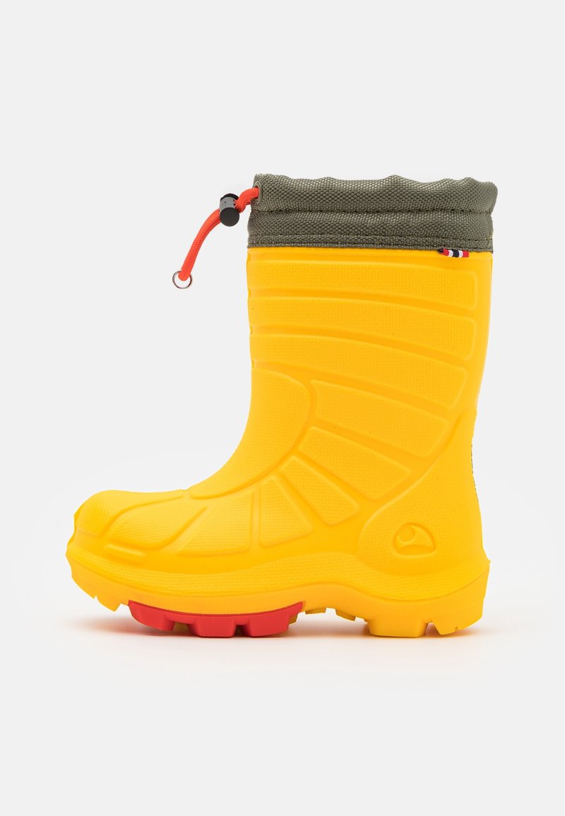 Botte de pluie en caoutchouc jaune vif avec semelle rouge et bord en tissu vert maintenu par un cordon orange.