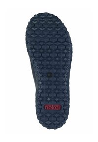 Semelle en caoutchouc marine avec un motif texturé en forme d'hexagone pour l'adhérence, portant un logo "rieker" rouge près du talon.