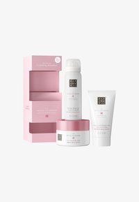 Tre hudpleieprodukter i en rosa eske. Inkluderer skummende dusjgel, kropsskrub og kroppskrem, alle med hvit og rosa emballasje.