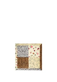 Tela de patchwork con estampados florales y de leopardo en beige, negro y marrón. Cuatro secciones de tela distintas con texturas y patrones variados.