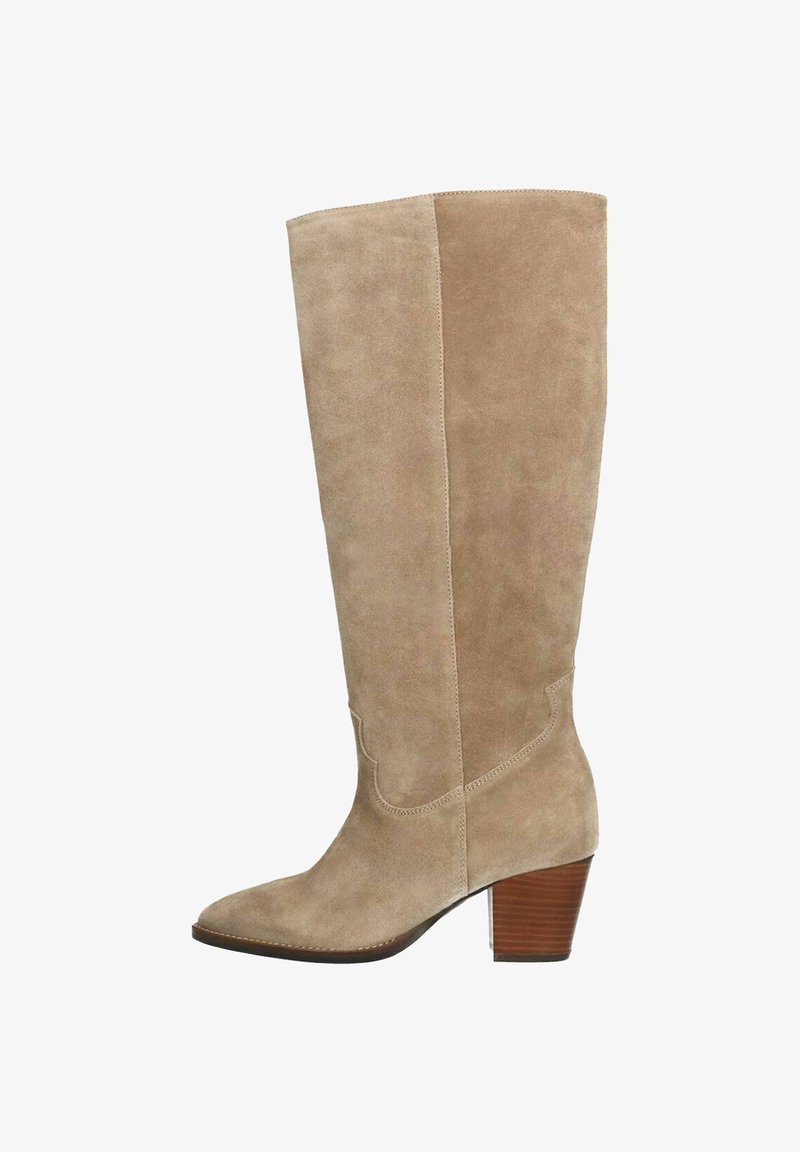 Stivale al ginocchio in suede beige con punta affusolata e tacco impilato. Presenta una parte superiore liscia e dettagli cuciti lungo il lato.