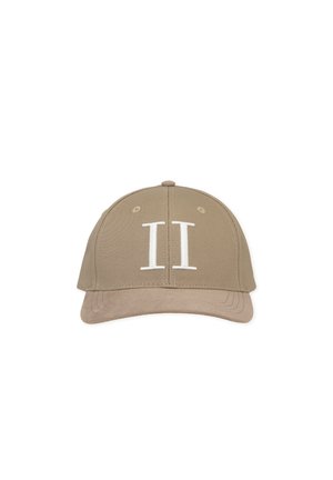 Beige baseballcap med buet skygge og hvidt romertal II broderet på frontens midte.