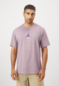 Nike Performance NBA LOS ANGELES LAKERS JORDAN STATEMENT TEE - Marškinėliai su spaudiniu - purple smoke