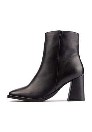 SOLE Classic ankle boots - black