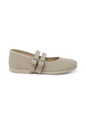 Zapato Mary Jane beige con textura, dos hebillas plateadas ajustables y suela plana, mostrado de perfil sobre un fondo blanco.