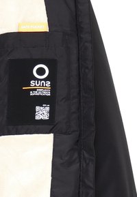 Esterno nero con un interno in pile bianco, dotato di un'etichetta con la dicitura "SAFE POCKET" e un'etichetta nera con un codice QR e dettagli testuali.